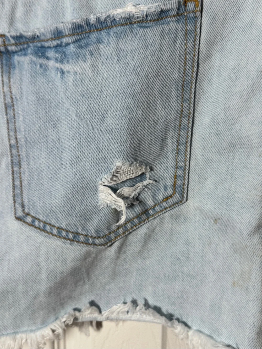 Forever 21 Light Wash Distressed Denim Mini Skirt Raw Hem Frayed Sz 31/large